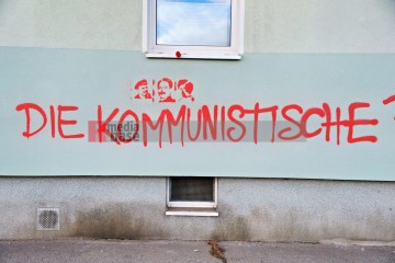 Demonstration zu den Gräbern von Liebknecht und Luxemburg, Berlin, 12. Januar 2025 | Bitzel / R-mediabase | <a href=/confor2/?bld=90735&t=d&pst=90680&aid=70&dc=1954&i1=Bitzel%20/%20R-mediabase><strong>Download Bild 90735...</strong></a> |