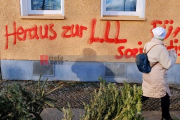 Demonstration zu den Gräbern von Liebknecht und Luxemburg, Berlin, 12. Januar 2025 | Bitzel / R-mediabase | <a href=/confor2/?bld=90736&t=d&pst=90680&aid=70&dc=1954&i1=Bitzel%20/%20R-mediabase><strong>Download Bild 90736...</strong></a> |