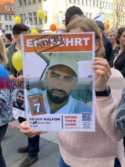 Nürnberger Demo gegen Antisemitismus und Gegendemo am Rand | Thomas F / R-mediabase | <a href=/confor2/?bld=92470&t=d&pst=92462&aid=622&dc=2046&i1=Thomas%20F%20/%20R-mediabase><strong>Download Bild 92470...</strong></a> |