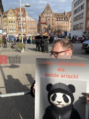 Gegendemo zu Bayerischer Demo pro Deutschland von Team Menschenrechte in Nürnberg | Thomas F / R-mediabase | <a href=/confor2/?bld=92459&t=d&pst=92453&aid=622&dc=2038&i1=Thomas%20F%20/%20R-mediabase><strong>Download Bild 92459...</strong></a>  |