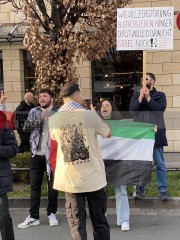 Nürnberger Demo gegen Antisemitismus und Gegendemo am Rand | Thomas F / R-mediabase | <a href=/confor2/?bld=92471&t=d&pst=92462&aid=622&dc=2046&i1=Thomas%20F%20/%20R-mediabase><strong>Download Bild 92471...</strong></a> |