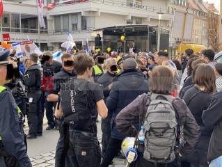 Nürnberger Demo gegen Antisemitismus und Gegendemo am Rand | Thomas F / R-mediabase | <a href=/confor2/?bld=92468&t=d&pst=92462&aid=622&dc=2046&i1=Thomas%20F%20/%20R-mediabase><strong>Download Bild 92468...</strong></a> |