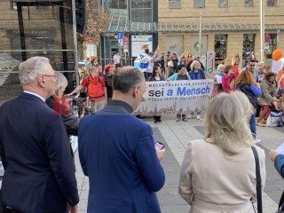 Nürnberger Demo gegen Antisemitismus und Gegendemo am Rand | Thomas F / R-mediabase | <a href=/confor2/?bld=92467&t=d&pst=92462&aid=622&dc=2046&i1=Thomas%20F%20/%20R-mediabase><strong>Download Bild 92467...</strong></a> |