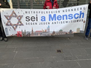 Nürnberger Demo gegen Antisemitismus und Gegendemo am Rand | Thomas F / R-mediabase | <a href=/confor2/?bld=92463&t=d&pst=92462&aid=622&dc=2046&i1=Thomas%20F%20/%20R-mediabase><strong>Download Bild 92463...</strong></a> |