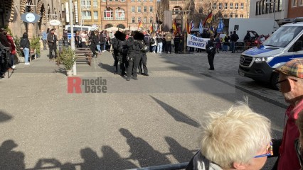 Gegendemo zu Bayerischer Demo pro Deutschland von Team Menschenrechte in Nürnberg | Thomas F / R-mediabase | <a href=/confor2/?bld=92455&t=d&pst=92453&aid=622&dc=2038&i1=Thomas%20F%20/%20R-mediabase><strong>Download Bild 92455...</strong></a>  |