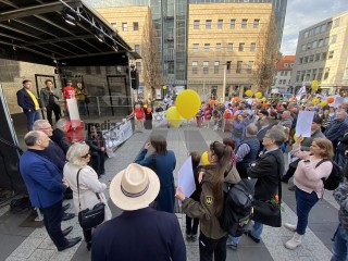 Nürnberger Demo gegen Antisemitismus und Gegendemo am Rand | Thomas F / R-mediabase | <a href=/confor2/?bld=92466&t=d&pst=92462&aid=622&dc=2046&i1=Thomas%20F%20/%20R-mediabase><strong>Download Bild 92466...</strong></a> |