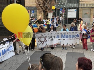 Nürnberger Demo gegen Antisemitismus und Gegendemo am Rand | Thomas F / R-mediabase | <a href=/confor2/?bld=92465&t=d&pst=92462&aid=622&dc=2046&i1=Thomas%20F%20/%20R-mediabase><strong>Download Bild 92465...</strong></a> |