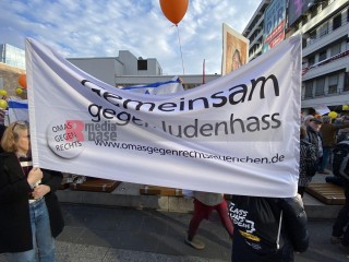Nürnberger Demo gegen Antisemitismus und Gegendemo am Rand | Thomas F / R-mediabase | <a href=/confor2/?bld=92464&t=d&pst=92462&aid=622&dc=2046&i1=Thomas%20F%20/%20R-mediabase><strong>Download Bild 92464...</strong></a> |