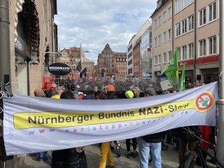 Gegendemo zu Bayerischer Demo pro Deutschland von Team Menschenrechte in Nürnberg | Thomas F / R-mediabase | <a href=/confor2/?bld=92458&t=d&pst=92453&aid=622&dc=2038&i1=Thomas%20F%20/%20R-mediabase><strong>Download Bild 92458...</strong></a>  |