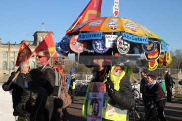 Aktionstage gegen Grundgesetzänderung für Aufrüstung 20.03.2025 | Rudi Denner/R-mediabase | <a href=/confor2/?bld=92441&t=d&pst=92450&aid=86&dc=1835&i1=Rudi%20Denner/R-mediabase><strong>Download Bild 92441...</strong></a> |