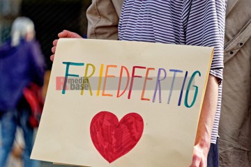 Ostermarsch in Dortmund am Ostermontag, 21.4.2025 | Bitzel / R-mediabase | <a href=/confor2/?bld=93388&t=d&pst=93374&aid=70&dc=0923&i1=Bitzel%20/%20R-mediabase><strong>Download Bild 93388...</strong></a>  |