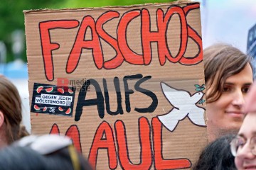 Ostermarsch in Dortmund am Ostermontag, 21.4.2025 | Bitzel / R-mediabase | <a href=/confor2/?bld=93399&t=d&pst=93374&aid=70&dc=0923&i1=Bitzel%20/%20R-mediabase><strong>Download Bild 93399...</strong></a>  |