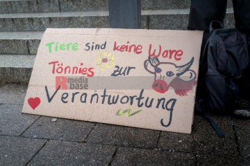 © 2025 These images are freely usable for all purposes aligned with the spirit and intentions of the original event, as well as for personal, non-commercial use. This includes, but is not limited to, personal social media profiles. Any use contradicting or diverging from the event's intentions is not permitted. | Stephan Gelenscher / R-mediabase | <a href=/confor2/?bld=92847&t=d&pst=92833&aid=797&dc=0932&i1=Stephan%20Gelenscher%20/%20R-mediabase><strong>Download Bild 92847...</strong></a>  |