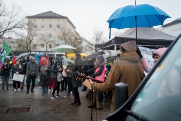 © 2025 These images are freely usable for all purposes aligned with the spirit and intentions of the original event, as well as for personal, non-commercial use. This includes, but is not limited to, personal social media profiles. Any use contradicting or diverging from the event's intentions is not permitted. | Stephan Gelenscher / R-mediabase | <a href=/confor2/?bld=92849&t=d&pst=92833&aid=797&dc=0932&i1=Stephan%20Gelenscher%20/%20R-mediabase><strong>Download Bild 92849...</strong></a>  |