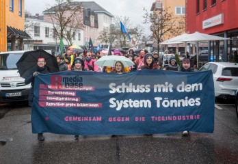 © 2025 These images are freely usable for all purposes aligned with the spirit and intentions of the original event, as well as for personal, non-commercial use. This includes, but is not limited to, personal social media profiles. Any use contradicting or diverging from the event's intentions is not permitted. | Stephan Gelenscher / R-mediabase | <a href=/confor2/?bld=92860&t=d&pst=92833&aid=797&dc=0932&i1=Stephan%20Gelenscher%20/%20R-mediabase><strong>Download Bild 92860...</strong></a>  |