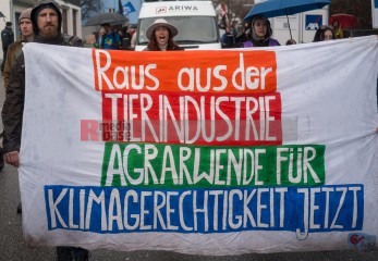 © 2025 These images are freely usable for all purposes aligned with the spirit and intentions of the original event, as well as for personal, non-commercial use. This includes, but is not limited to, personal social media profiles. Any use contradicting or diverging from the event's intentions is not permitted. | Stephan Gelenscher / R-mediabase | <a href=/confor2/?bld=92869&t=d&pst=92833&aid=797&dc=0932&i1=Stephan%20Gelenscher%20/%20R-mediabase><strong>Download Bild 92869...</strong></a>  |