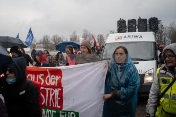 © 2025 These images are freely usable for all purposes aligned with the spirit and intentions of the original event, as well as for personal, non-commercial use. This includes, but is not limited to, personal social media profiles. Any use contradicting or diverging from the event's intentions is not permitted. | Stephan Gelenscher / R-mediabase | <a href=/confor2/?bld=92875&t=d&pst=92833&aid=797&dc=0932&i1=Stephan%20Gelenscher%20/%20R-mediabase><strong>Download Bild 92875...</strong></a>  |