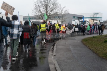 © 2025 These images are freely usable for all purposes aligned with the spirit and intentions of the original event, as well as for personal, non-commercial use. This includes, but is not limited to, personal social media profiles. Any use contradicting or diverging from the event's intentions is not permitted. | Stephan Gelenscher / R-mediabase | <a href=/confor2/?bld=92886&t=d&pst=92833&aid=797&dc=0933&i1=Stephan%20Gelenscher%20/%20R-mediabase><strong>Download Bild 92886...</strong></a>  |