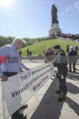80. Jahrestag der Befreiung – Gedenken am sowjetischen Ehrenmal im Treptower Park | Rudi Denner/R-mediabase / R-mediabase | <a href=/confor2/?bld=94376&t=d&pst=94374&aid=86&dc=1342&i1=Rudi%20Denner/R-mediabase%20/%20R-mediabase><strong>Download Bild 94376...</strong></a>  |
