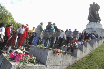 80. Jahrestag der Befreiung – Gedenken am sowjetischen Ehrenmal im Treptower Park | Rudi Denner/R-mediabase / R-mediabase | <a href=/confor2/?bld=94381&t=d&pst=94374&aid=86&dc=1342&i1=Rudi%20Denner/R-mediabase%20/%20R-mediabase><strong>Download Bild 94381...</strong></a>  |