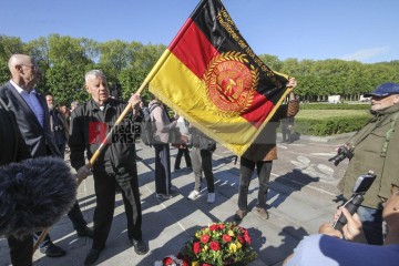 80. Jahrestag der Befreiung – Gedenken am sowjetischen Ehrenmal im Treptower Park | Rudi Denner/R-mediabase / R-mediabase | <a href=/confor2/?bld=94380&t=d&pst=94374&aid=86&dc=1342&i1=Rudi%20Denner/R-mediabase%20/%20R-mediabase><strong>Download Bild 94380...</strong></a>  |