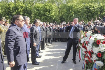 80. Jahrestag der Befreiung – Gedenken am sowjetischen Ehrenmal im Treptower Park | Rudi Denner/R-mediabase / R-mediabase | <a href=/confor2/?bld=94383&t=d&pst=94374&aid=86&dc=1342&i1=Rudi%20Denner/R-mediabase%20/%20R-mediabase><strong>Download Bild 94383...</strong></a>  |