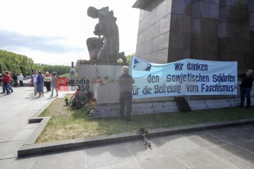 80. Jahrestag der Befreiung – Gedenken am sowjetischen Ehrenmal im Treptower Park | Rudi Denner/R-mediabase / R-mediabase | <a href=/confor2/?bld=94385&t=d&pst=94374&aid=86&dc=1342&i1=Rudi%20Denner/R-mediabase%20/%20R-mediabase><strong>Download Bild 94385...</strong></a>  |