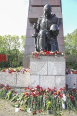 80. Jahrestag der Befreiung – Gedenken am sowjetischen Ehrenmal im Treptower Park | Rudi Denner/R-mediabase / R-mediabase | <a href=/confor2/?bld=94386&t=d&pst=94374&aid=86&dc=1342&i1=Rudi%20Denner/R-mediabase%20/%20R-mediabase><strong>Download Bild 94386...</strong></a>  |