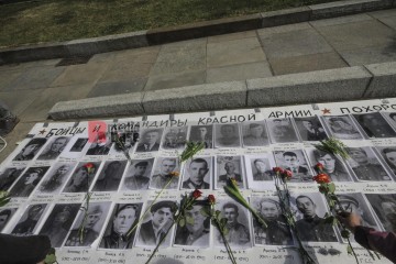 80. Jahrestag der Befreiung – Gedenken am sowjetischen Ehrenmal im Treptower Park | Rudi Denner/R-mediabase / R-mediabase | <a href=/confor2/?bld=94387&t=d&pst=94374&aid=86&dc=1342&i1=Rudi%20Denner/R-mediabase%20/%20R-mediabase><strong>Download Bild 94387...</strong></a>  |