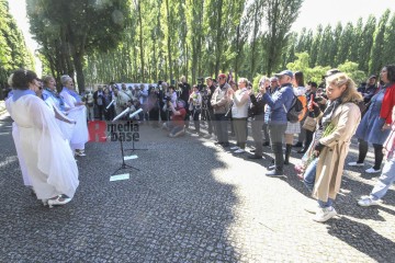 80. Jahrestag der Befreiung – Gedenken am sowjetischen Ehrenmal im Treptower Park | Rudi Denner/R-mediabase / R-mediabase | <a href=/confor2/?bld=94391&t=d&pst=94374&aid=86&dc=1343&i1=Rudi%20Denner/R-mediabase%20/%20R-mediabase><strong>Download Bild 94391...</strong></a>  |