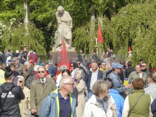 80. Jahrestag der Befreiung – Gedenken am sowjetischen Ehrenmal im Treptower Park | Rudi Denner/R-mediabase / R-mediabase | <a href=/confor2/?bld=94394&t=d&pst=94374&aid=86&dc=1343&i1=Rudi%20Denner/R-mediabase%20/%20R-mediabase><strong>Download Bild 94394...</strong></a>  |