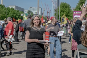 ERSTER Mai 2025 Berlin – „Mach dich stark mit uns“: DGB ruft zur Demo auf | Jens Schulze / R-mediabase | <a href=/confor2/?bld=93882&t=d&pst=93880&aid=146&dc=1829&i1=Jens%20Schulze%20/%20R-mediabase><strong>Download Bild 93882...</strong></a> |