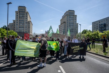 ERSTER Mai 2025 Berlin – „Mach dich stark mit uns“: DGB ruft zur Demo auf | Jens Schulze / R-mediabase | <a href=/confor2/?bld=93922&t=d&pst=93880&aid=146&dc=1831&i1=Jens%20Schulze%20/%20R-mediabase><strong>Download Bild 93922...</strong></a> |