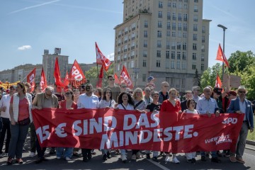 ERSTER Mai 2025 Berlin – „Mach dich stark mit uns“: DGB ruft zur Demo auf | Jens Schulze / R-mediabase | <a href=/confor2/?bld=93925&t=d&pst=93880&aid=146&dc=1831&i1=Jens%20Schulze%20/%20R-mediabase><strong>Download Bild 93925...</strong></a> |