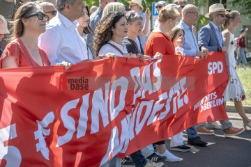 ERSTER Mai 2025 Berlin – „Mach dich stark mit uns“: DGB ruft zur Demo auf | Jens Schulze / R-mediabase | <a href=/confor2/?bld=93923&t=d&pst=93880&aid=146&dc=1831&i1=Jens%20Schulze%20/%20R-mediabase><strong>Download Bild 93923...</strong></a> |