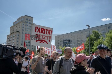 ERSTER Mai 2025 Berlin – „Mach dich stark mit uns“: DGB ruft zur Demo auf | Jens Schulze / R-mediabase | <a href=/confor2/?bld=93924&t=d&pst=93880&aid=146&dc=1831&i1=Jens%20Schulze%20/%20R-mediabase><strong>Download Bild 93924...</strong></a> |