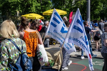 ERSTER Mai 2025 Berlin – „Mach dich stark mit uns“: DGB ruft zur Demo auf | Jens Schulze / R-mediabase | <a href=/confor2/?bld=93885&t=d&pst=93880&aid=146&dc=1829&i1=Jens%20Schulze%20/%20R-mediabase><strong>Download Bild 93885...</strong></a> |