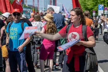 ERSTER Mai 2025 Berlin – „Mach dich stark mit uns“: DGB ruft zur Demo auf | Jens Schulze / R-mediabase | <a href=/confor2/?bld=93933&t=d&pst=93880&aid=146&dc=1832&i1=Jens%20Schulze%20/%20R-mediabase><strong>Download Bild 93933...</strong></a> |