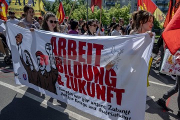 ERSTER Mai 2025 Berlin – „Mach dich stark mit uns“: DGB ruft zur Demo auf | Jens Schulze / R-mediabase | <a href=/confor2/?bld=93935&t=d&pst=93880&aid=146&dc=1832&i1=Jens%20Schulze%20/%20R-mediabase><strong>Download Bild 93935...</strong></a> |