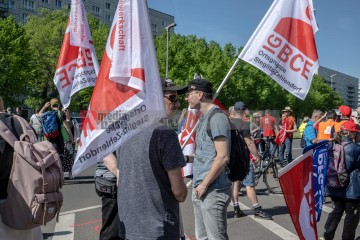 ERSTER Mai 2025 Berlin – „Mach dich stark mit uns“: DGB ruft zur Demo auf | Jens Schulze / R-mediabase | <a href=/confor2/?bld=93901&t=d&pst=93880&aid=146&dc=1830&i1=Jens%20Schulze%20/%20R-mediabase><strong>Download Bild 93901...</strong></a> |