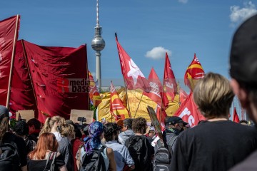 ERSTER Mai 2025 Berlin – „Mach dich stark mit uns“: DGB ruft zur Demo auf | Jens Schulze / R-mediabase | <a href=/confor2/?bld=93942&t=d&pst=93880&aid=146&dc=1832&i1=Jens%20Schulze%20/%20R-mediabase><strong>Download Bild 93942...</strong></a> |
