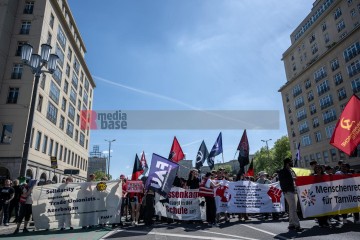 ERSTER Mai 2025 Berlin – „Mach dich stark mit uns“: DGB ruft zur Demo auf | Jens Schulze / R-mediabase | <a href=/confor2/?bld=93950&t=d&pst=93880&aid=146&dc=1833&i1=Jens%20Schulze%20/%20R-mediabase><strong>Download Bild 93950...</strong></a> |