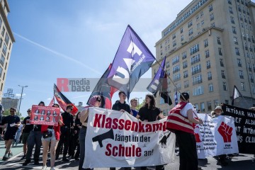 ERSTER Mai 2025 Berlin – „Mach dich stark mit uns“: DGB ruft zur Demo auf | Jens Schulze / R-mediabase | <a href=/confor2/?bld=93949&t=d&pst=93880&aid=146&dc=1833&i1=Jens%20Schulze%20/%20R-mediabase><strong>Download Bild 93949...</strong></a> |