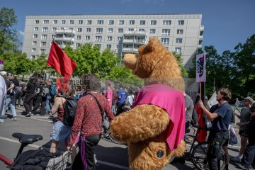 ERSTER Mai 2025 Berlin – „Mach dich stark mit uns“: DGB ruft zur Demo auf | Jens Schulze / R-mediabase | <a href=/confor2/?bld=93952&t=d&pst=93880&aid=146&dc=1833&i1=Jens%20Schulze%20/%20R-mediabase><strong>Download Bild 93952...</strong></a> |