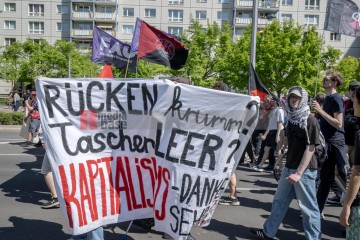ERSTER Mai 2025 Berlin – „Mach dich stark mit uns“: DGB ruft zur Demo auf | Jens Schulze / R-mediabase | <a href=/confor2/?bld=93953&t=d&pst=93880&aid=146&dc=1833&i1=Jens%20Schulze%20/%20R-mediabase><strong>Download Bild 93953...</strong></a> |