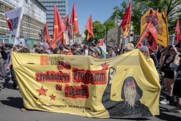 ERSTER Mai 2025 Berlin – „Mach dich stark mit uns“: DGB ruft zur Demo auf | Jens Schulze / R-mediabase | <a href=/confor2/?bld=93955&t=d&pst=93880&aid=146&dc=1833&i1=Jens%20Schulze%20/%20R-mediabase><strong>Download Bild 93955...</strong></a> |