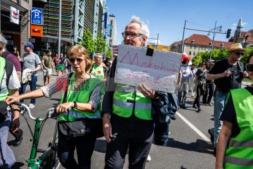 ERSTER Mai 2025 Berlin – „Mach dich stark mit uns“: DGB ruft zur Demo auf | Jens Schulze / R-mediabase | <a href=/confor2/?bld=93957&t=d&pst=93880&aid=146&dc=1833&i1=Jens%20Schulze%20/%20R-mediabase><strong>Download Bild 93957...</strong></a> |