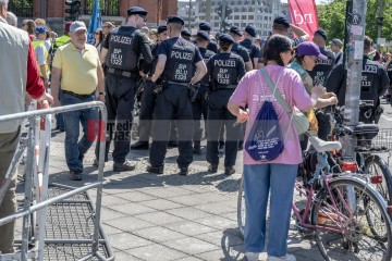 ERSTER Mai 2025 Berlin – „Mach dich stark mit uns“: DGB ruft zur Demo auf | Jens Schulze / R-mediabase | <a href=/confor2/?bld=93962&t=d&pst=93880&aid=146&dc=1834&i1=Jens%20Schulze%20/%20R-mediabase><strong>Download Bild 93962...</strong></a> |