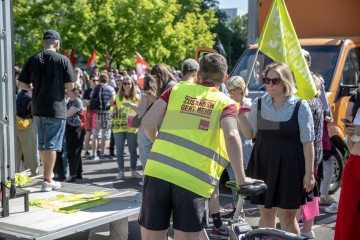ERSTER Mai 2025 Berlin – „Mach dich stark mit uns“: DGB ruft zur Demo auf | Jens Schulze / R-mediabase | <a href=/confor2/?bld=93884&t=d&pst=93880&aid=146&dc=1829&i1=Jens%20Schulze%20/%20R-mediabase><strong>Download Bild 93884...</strong></a> |