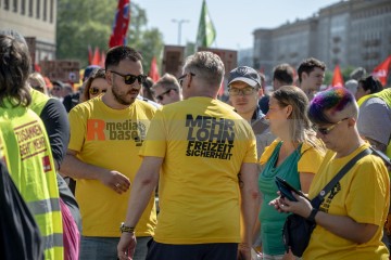 ERSTER Mai 2025 Berlin – „Mach dich stark mit uns“: DGB ruft zur Demo auf | Jens Schulze / R-mediabase | <a href=/confor2/?bld=93881&t=d&pst=93880&aid=146&dc=1829&i1=Jens%20Schulze%20/%20R-mediabase><strong>Download Bild 93881...</strong></a> |